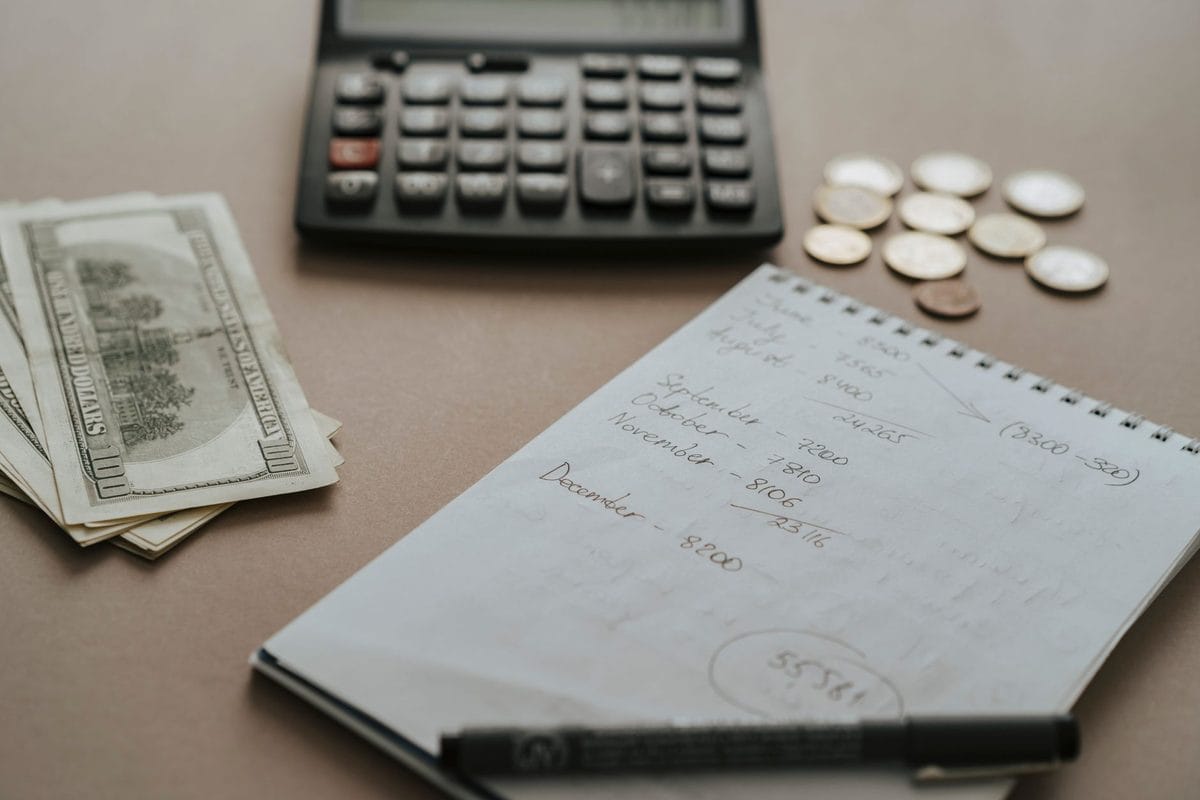Orçamento das férias sem cair no crédito: como planear agosto já em julho