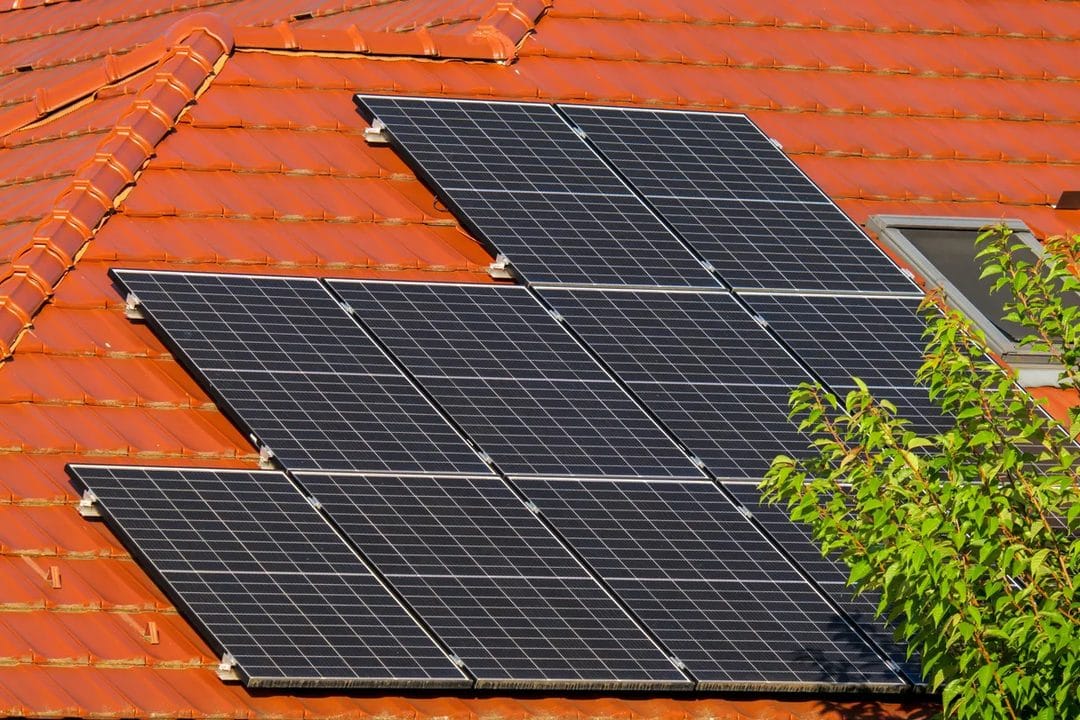 Crédito Verde para Eficiência Energética: Isolamento e Painéis Solares Valem o Investimento Antes do Inverno